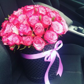 Розы Дип Перпл в шляпной коробке