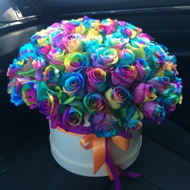 75 радужных роз в коробке