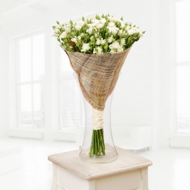 19 белых кустовых роз в вазе