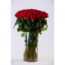 75 роз Ред Наоми в вазе