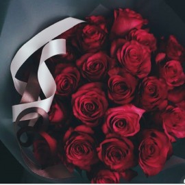 25 роз Фридом в чёрном крафте 